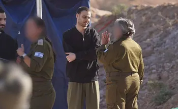 Imagem ilustrativa da imagem Após dois anos de guerra, Hamas devolve a Israel 20 reféns vivos