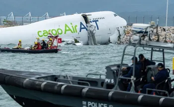 Imagem ilustrativa da imagem Avião cargueiro cai no mar e duas pessoas morrem em Hong Kong
