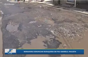Imagem ilustrativa da imagem Buracos e alagamentos dificultam passagem de veículos na Rua Vietnã, em Pau Amarelo