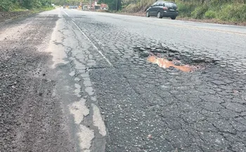 Imagem ilustrativa da imagem Buracos e falta de sinalização na BR-262 afastam turistas