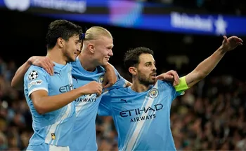 Imagem ilustrativa da imagem City aproveita expulsão e supera o Napoli em dia do 50º gol de Haaland em Champions