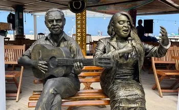 Imagem ilustrativa da imagem Estátua de Preta Gil é inaugurada em Copacabana ao lado da de Gilberto Gil
