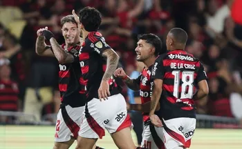 Imagem ilustrativa da imagem Flamengo faz gol-relâmpago, vence Estudiantes, mas leva duro golpe no fim