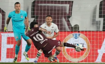 Imagem ilustrativa da imagem Lanús faz no fim, vence Fluminense e larga na frente nas quartas da Sul-Americana