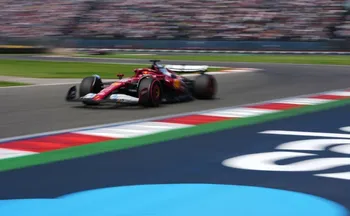 Imagem ilustrativa da imagem Leclerc lidera treino no México com duelos diretos por vaga na F1 em 2026