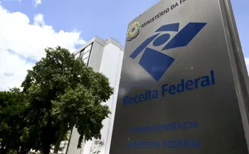 Imagem ilustrativa da imagem Leilão da Receita Federal tem smartphones por R$ 150 e carro por R$ 2.500
