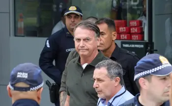 Imagem ilustrativa da imagem Moraes pede explicações sobre escolta que levou Bolsonaro ao hospital