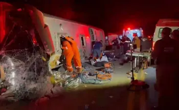 Imagem ilustrativa da imagem Ônibus tomba na BR-423, no Agreste de Pernambuco, e deixa mortos e feridos