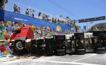 Imagem ilustrativa da imagem Peso de carga de carreta que tombou na Curva do Saldanha estava acima do permitido