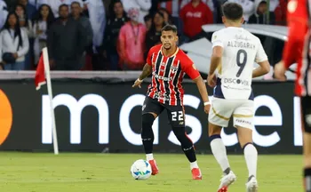 Imagem ilustrativa da imagem São Paulo vacila demais, perde da LDU e se complica na Libertadores