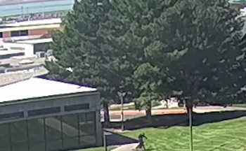 Imagem ilustrativa da imagem Vídeo mostra suspeito de assassinar Charlie Kirk pulando de telhado