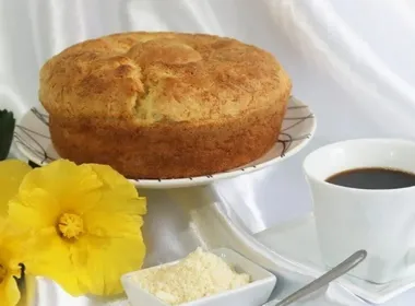 Imagem ilustrativa da imagem Aprenda a fazer um Bolo de Pão de Queijo com seis ingredientes