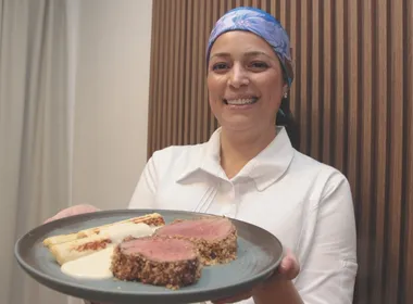 Imagem ilustrativa da imagem Aprenda a fazer uma receita de Rosbife e creme de alho-poró