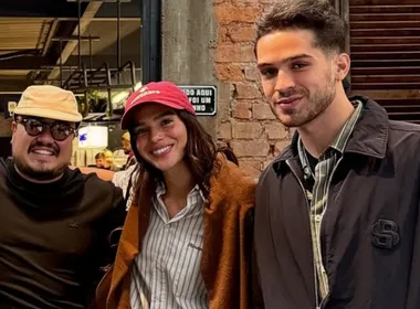 Imagem ilustrativa da imagem Bruna Marquezine e João Guilherme surgem juntos em foto com chef de restaurante