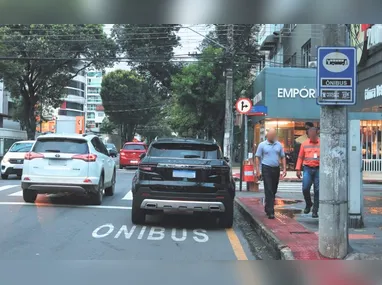 Caminhão retira cobertura do quiosque: cada unidade receberá toldos padronizados, segundo a prefeitura