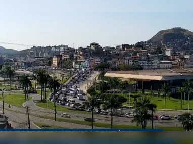 Caminhão tombou em uma das faixas da pista sentido Sul