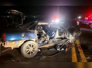 Imagem ilustrativa da imagem Acidente entre carros e moto deixa oito mortos em rodovia em Minas Gerais