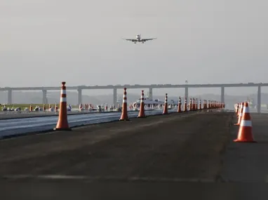 Imagem ilustrativa da imagem Aeroporto Santos Dumont, no RJ, é fechado após vazamento de óleo na pista