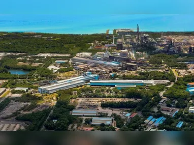 Unidade Tubarão da ArcelorMittal, que abriu 25 vagas para curso em parceria com o Senai Civit, com benefícios que incluem lanche, transporte e plano de saúde