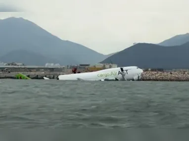 Imagem ilustrativa da imagem Avião de carga derrapa, cai no mar ao pousar em Hong Kong, e 2 pessoas morrem