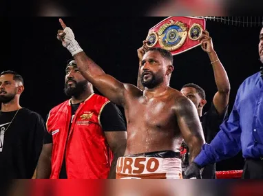 Yuri Falcão com a bandeira do Espírito Santo durante a