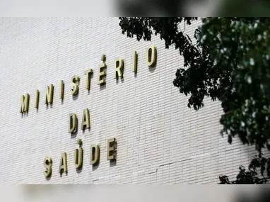 A intoxicação pode se apresentar por sintomas como náusea, vômito, dor abdominal, dor de cabeça e tontura
