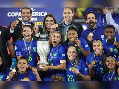 Imagem ilustrativa da imagem Brasil vê Marta brilhar, supera Colômbia e conquista Copa América pela 9ª vez