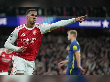 Desire Doué, do Paris Saint-Germain, comemora após marcar gol na partida contra o Bayer Leverkusen válida pela Liga dos Campeões da UEFA, em Leverkusen, na Alemanha, nesta terça-feira, 21