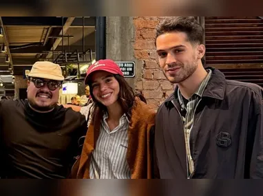 Imagem ilustrativa da imagem Bruna Marquezine e João Guilherme surgem juntos em foto com chef de restaurante