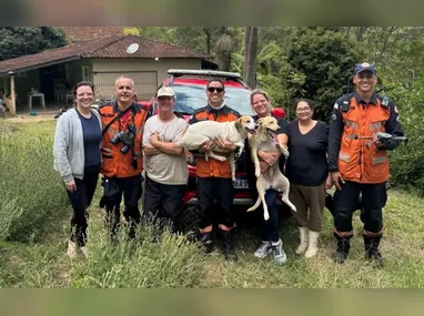 Praia do Morro lotada de turistas no verão. Locações têm sido canceladas
