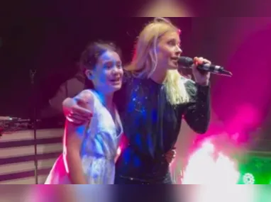Imagem ilustrativa da imagem Carolina Dieckmann e neta de Preta Gil cantam 'Sinais de Fogo' em festa