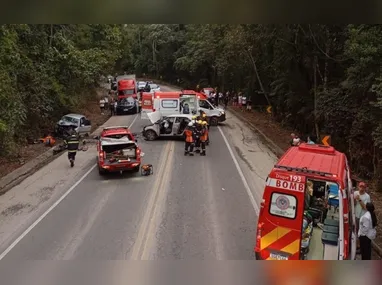 O Corpo de Bombeiros realizou o resgate dos banhistas, que foram atendidos pelo Samu