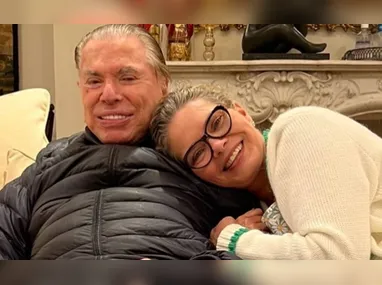 Eliana posou ao lado de Roberto Carlos após assistir ao seu show