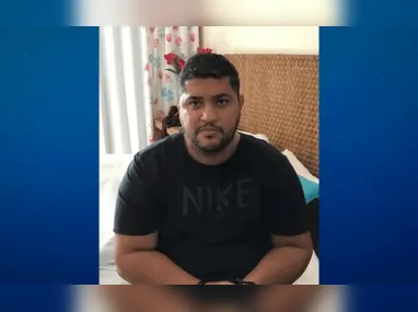 A mãe questionou sobre os doces e a criança respondeu que tinha recebido de um garoto que aparentava ter entre 14 e 15 anos