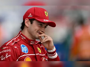 O piloto britânico da Ferrari, Lewis Hamilton, volta para os boxes após não conseguir completar a sessão de qualificação para o Grande Prêmio da Hungria de Fórmula 1, realizada no Autódromo de Hungaroring, em Mogyorod, Hungria, neste sábado, 2 de agosto de 2025