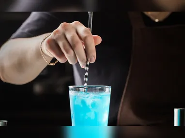 Imagem ilustrativa da imagem Crise do metanol completa um mês sem conclusão da polícia sobre adulteração