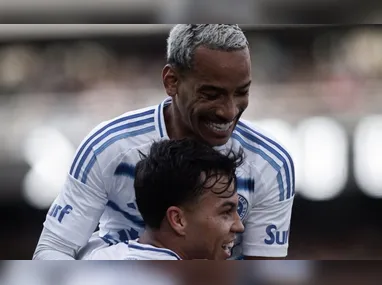 Imagem ilustrativa da imagem Cruzeiro bate Botafogo, retoma a ponta momentânea e seca Flamengo e Palmeiras