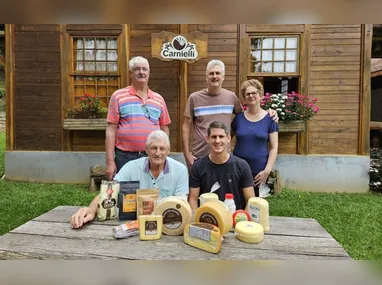 Jandir Gratieri, o “Rei do Inhame”, mostra o resultado da colheita em sua propriedade, em Alfredo Chaves