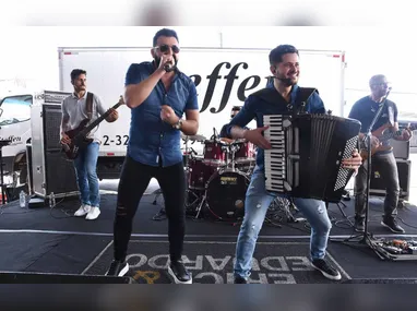 Público e artistas se reúnem no FestCine Pedra Azul para quatro dias de cinema, música e cultura gratuita.