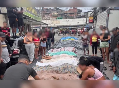 Corpos foram levados de mototáxi por moradores e presidentes da associação de moradores para a rua