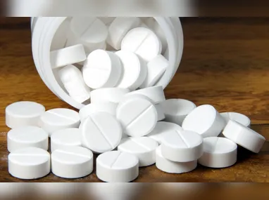 Imagem ilustrativa da imagem Especialistas contestam associação feita por Trump entre paracetamol e autismo