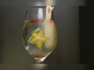 A intoxicação pode se apresentar por sintomas como náusea, vômito, dor abdominal, dor de cabeça e tontura