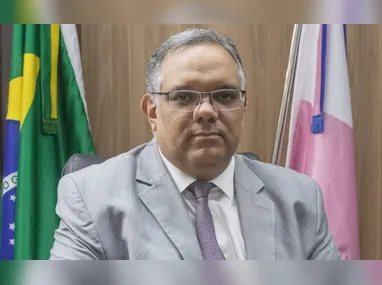 Carros incendiados foram usados como barricadas pelos bandidos. O capixaba Alisson Rocha (destaque), apontado como líder do PCV, está entre os mortos