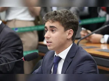 Com a força do impacto, um incêndio teve início e os dois veículos foram carbonizados