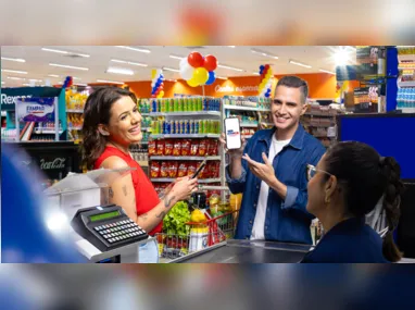 Com ampla veiculação em TV, rádio, mídia digital e OOH, as peças exploram títulos como “Paris é logo ali” e “Paris é Paris”
