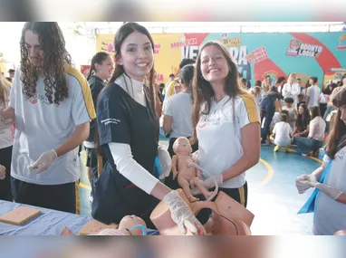Milena Lessa,  coordenadora da Patrulha da Mulher, com agentes.
