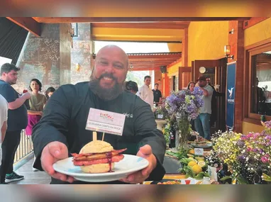 Fabinho, que vem consolidando seu nome entre os grandes do pagode nacional, faz show em Vitória e Cariacica