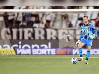 Dusan Vlahovic, da Juventus, comemora após marcar gol na partida contra o Borussia Dortmund válida pela Liga dos Campeões da UEFA, realizada no Allianz Stadium, em Turim, na Itália, nesta terça-feira, 16. O jogo terminou 4 a 4