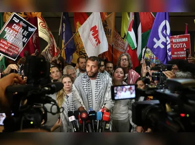 Palestinos comemoram após o anúncio de que Israel e o Hamas concordaram com a primeira fase de um plano de paz para interromper os combates, em frente ao Hospital Al-Aqsa em Deir al-Balah, centro da Faixa de Gaza, nesta quinta- feira, 9 de outubro de 2025. As comemorações permanecem limitadas, pois o alívio se mistura ao luto e à preocupação com o que está por vir
