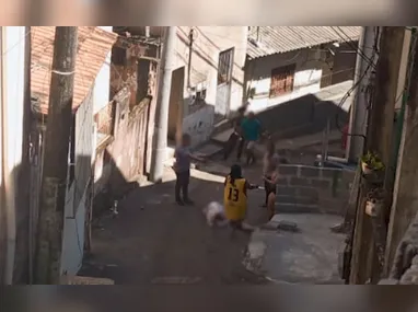 Veículo sendo Guinchado, no último dia 15, após ser recuperado pela PMES na casa do suspeito, em Viana